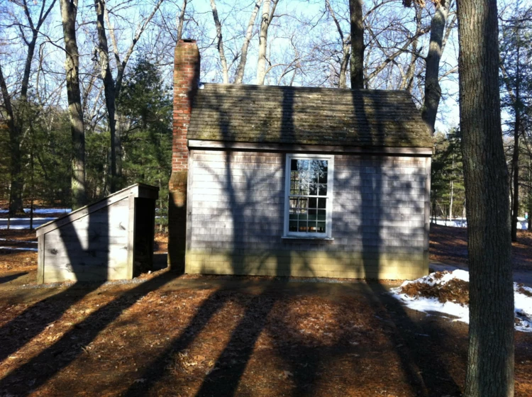 Replika chaty Thoreau położona niedaleko parkingów znajdujących się obok plaży nad stawem Walden,...