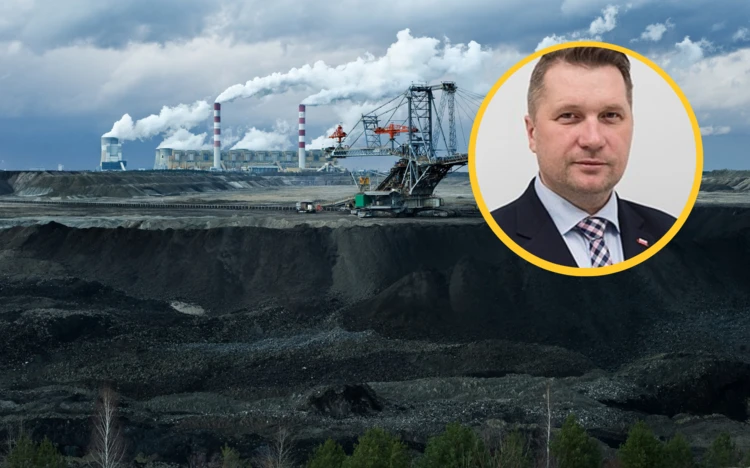 Odkrywka węgla brunatnego w Bełchatowie wraz z elektrownią w tle