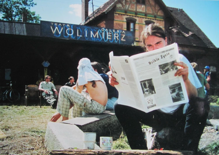 Na festiwalu w Wolimierzu, Szymon Ciapała czyta wakacyjny numer, lipiec 2000 r.